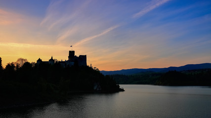 Fototapeta na wymiar zachód słońca na zamku w Niedzicy