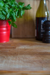 Hintergrund Küche mit Holzbrett, Wein und Basilikum