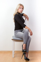 Einfaches Portrait einer jungen Frau mit blonden langen Haaren