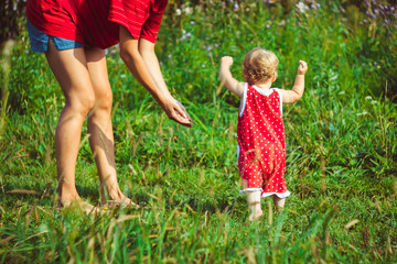 The child learns to walk on the grass