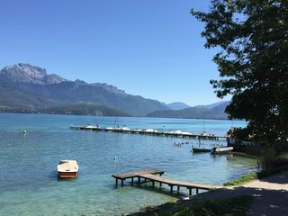 vue sur le lac Annecy et les montagnes.