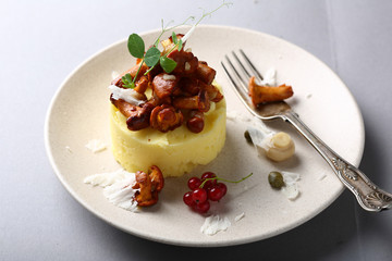 Potato with chanterelles