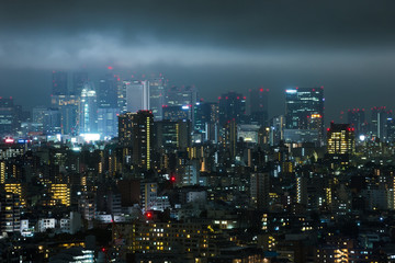 【新宿高層ビル・夜景】雨雲のした