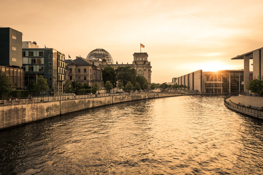 Reichstag im Regierungsviertel in Berlin im Sonnenuntergang