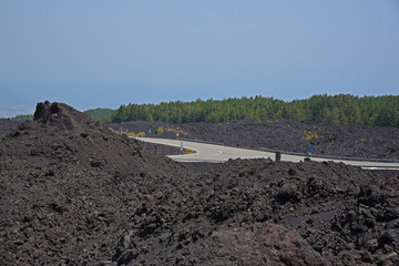 Route dans un champ de lave sur l'Etna