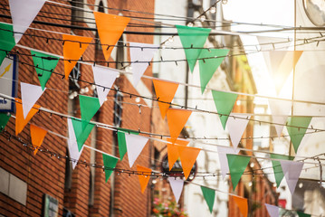 Naklejka premium Garland z kolorami flagi irlandzkiej na ulicy Dublina, Irlandia - koncepcja celebracji dnia Świętego Patryka