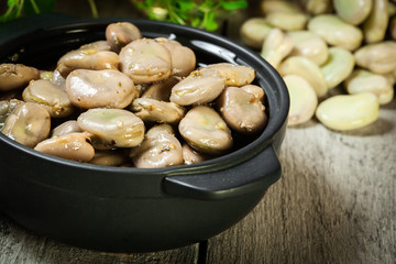 Broad beans stewed with onion and oregano