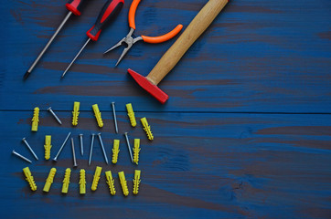 Hammer,  screwdriver,  dowels