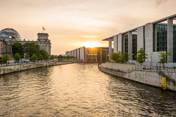 Sonnenuntergang am Reichstag in Berlin