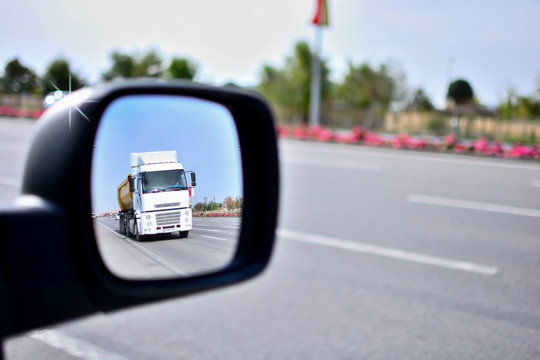 Oto Yol &Uuml;zerinde Y&uuml;k Dolu Ara&ccedil;