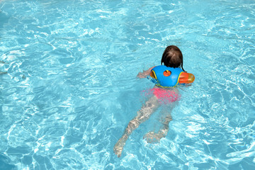 Nageur dans une piscine