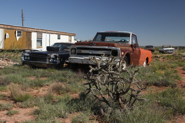 Geisterstadt in den USA mit alten Autos in der Wüste
