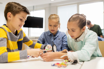 Obraz premium happy children building robots at robotics school