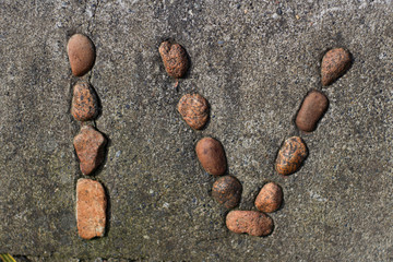 numero cuatro escrito con piedras y en romano