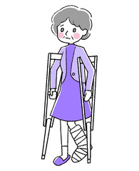 骨折　松葉杖をつくシニア女性