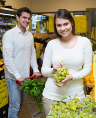 Young spouses choosing fruits