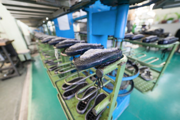 The conveyor of the shoe factory