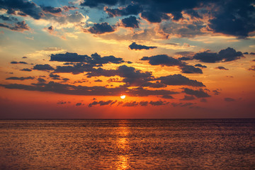 Obraz premium Beautiful sunrise over the sea and colorful sky