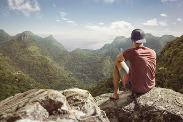 Junger Mann hat weiten Blick auf tropische Landschaft