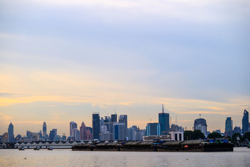 Obraz premium Bangkok panoramę miasta o zmierzchu o zachodzie słońca. Tajlandia