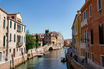 Fototapeta na wymiar Canal en venecia