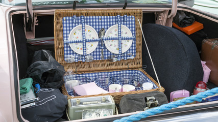 picknick utensilien im kofferraum.