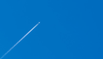 Aeronave cruzando o céu azul.