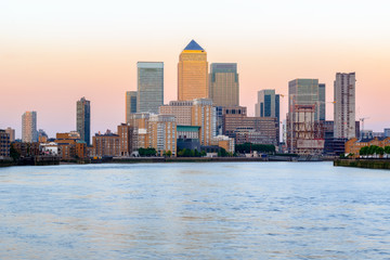 Obraz premium Pink sunset at Canary Wharf in London