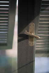 Geöffnetes Fenster mit Moskitonetz in einem Ferienhaus in Ligurien