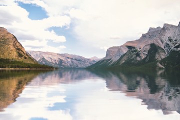 Naklejka premium Lake Minnewanka, Alberta, Canada