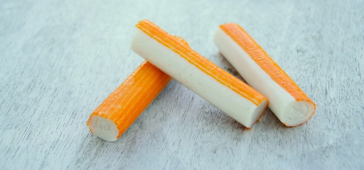 bâtons de surimi,poisson ,sur fond bois