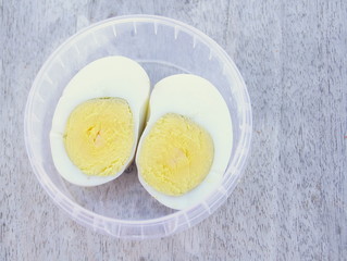 oeuf dur coupé,dans une boite