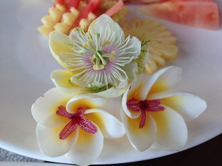 Obraz na płótnie Canvas Melonen Ananas Dessert mit Plumeria Blüten Deko 