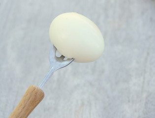 oeuf dur de poule sur fourchette,isolé