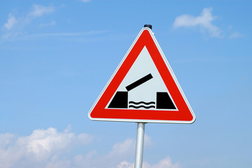 warnschild achtung bewegliche brücke