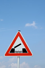 warnschild achtung bewegliche brücke