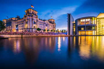Reichstag und Paul Loebe Haus in Berlin am Abend, Deutschland