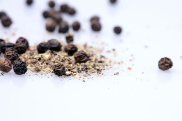 Pfefferkörner und Pfeffer gemahlen