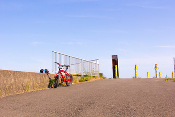 Fototapeta na wymiar 青空と赤い自転車