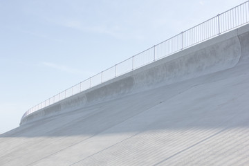 白い防波堤