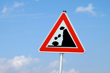 warnschild achtung steinschlag