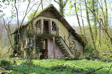 verlassenes Haus im Wald.