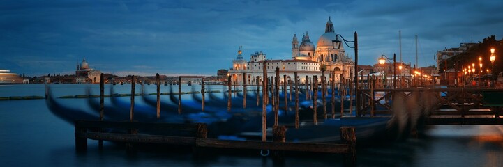 Obraz na płótnie Canvas Venice Grand Canal viewed at night