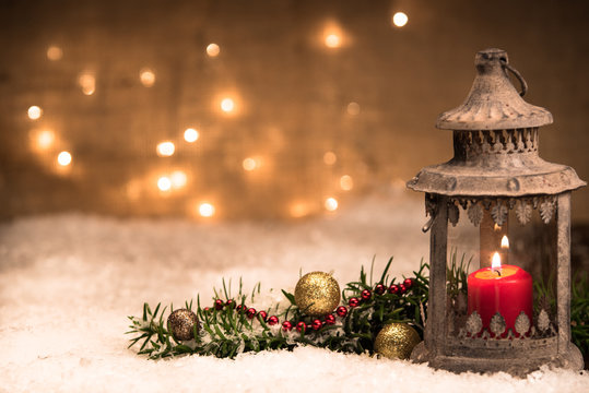 laterne mit weihnachtsdekoration