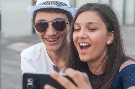 fr&egrave;re et soeur faisant un selfie en ext&eacute;rieur