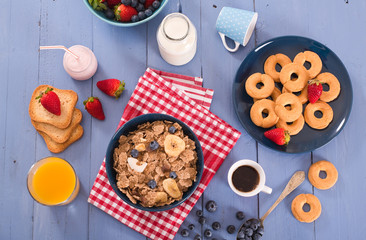 Breakfast with wholegrain cereals.