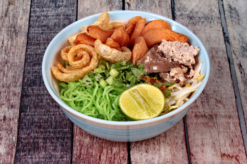 Green noodle with tom yam topped minced pork,chicken liver and vegetable.