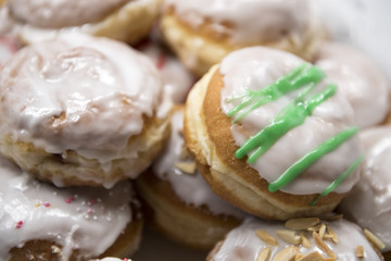mit Zuckerguss überzogene Berliner Pfannenkuchen