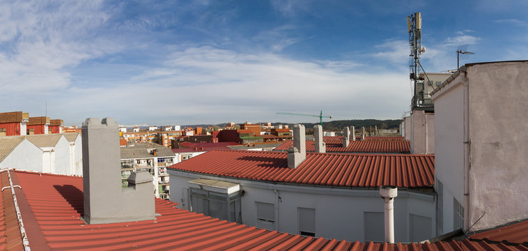 Vista panoramica de Azoteas y tejados con antenas y chimeneas en edificios 