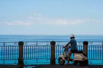 Motorroller am Aussichtspunkt
